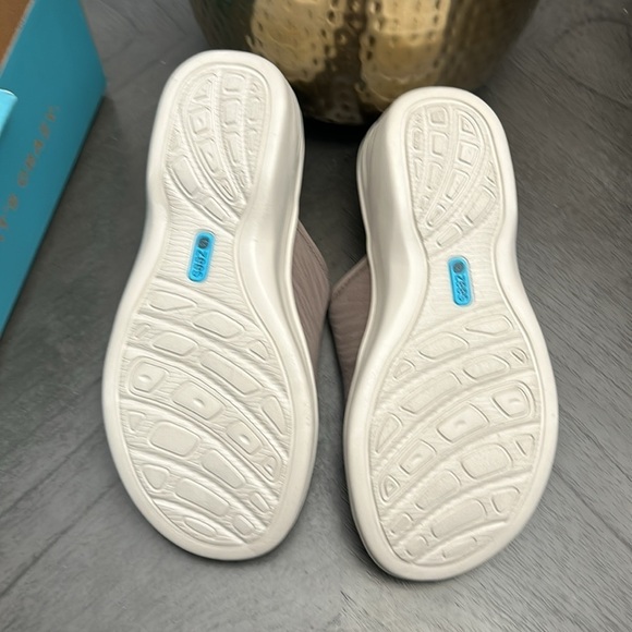 BZees Deluxe Slide Sandal - Picture 3 of 9